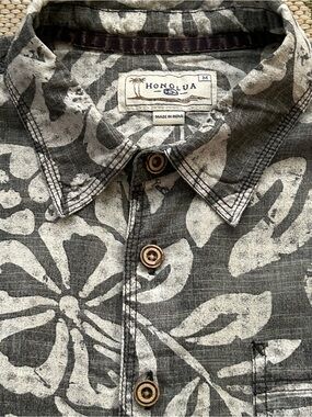 Honolua Men’s Button-Up Aloha Shirt-Grey with White Island Floral Print M